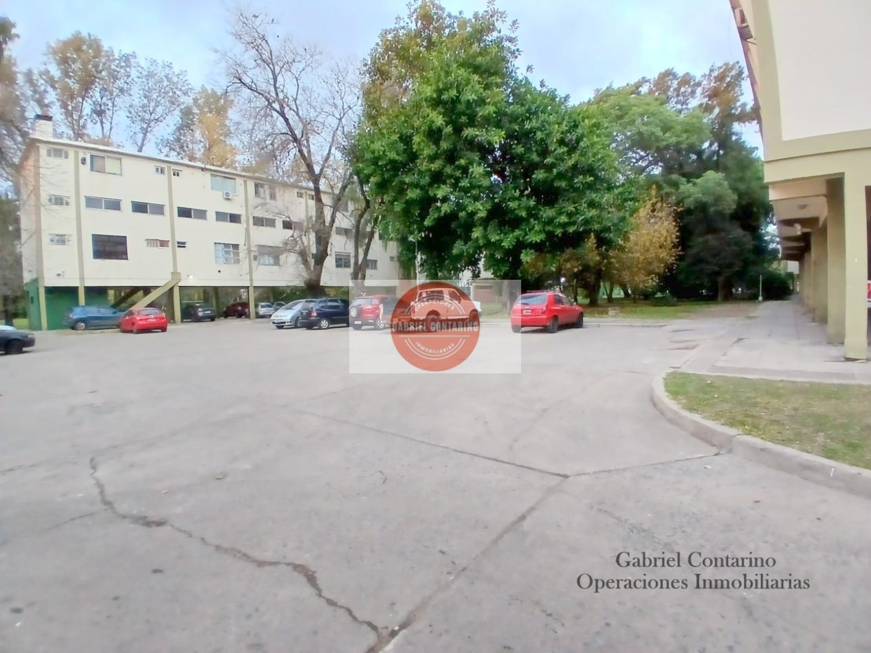 Departamento 3 Amb. En Barrio M. Moreno - Estacionamiento Y Balcon.