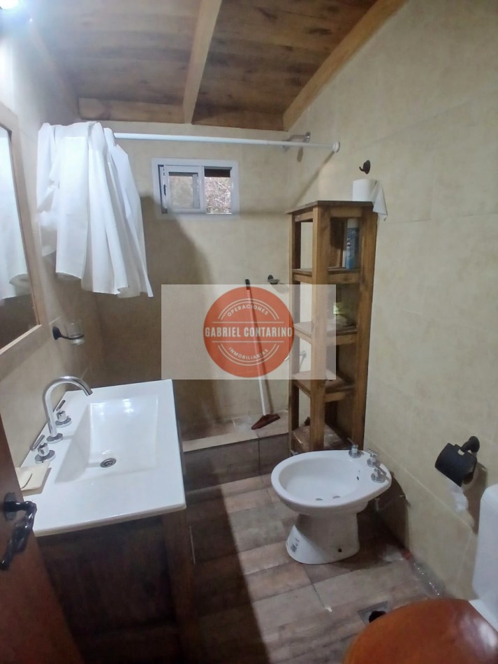 VENTA - DEPARTAMENTO TIPO CASA DE 3 AMBIENTES CON AMPLIO PATIO Y QUINCHO EN BERNAL