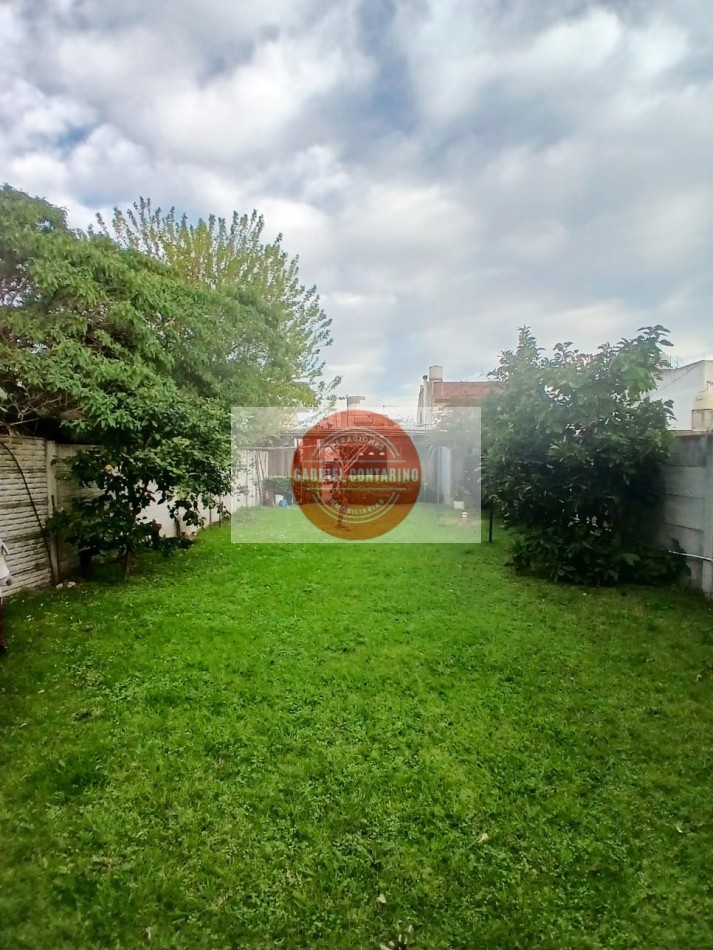 VENTA - DEPARTAMENTO TIPO CASA DE 3 AMBIENTES CON AMPLIO PATIO Y QUINCHO EN BERNAL