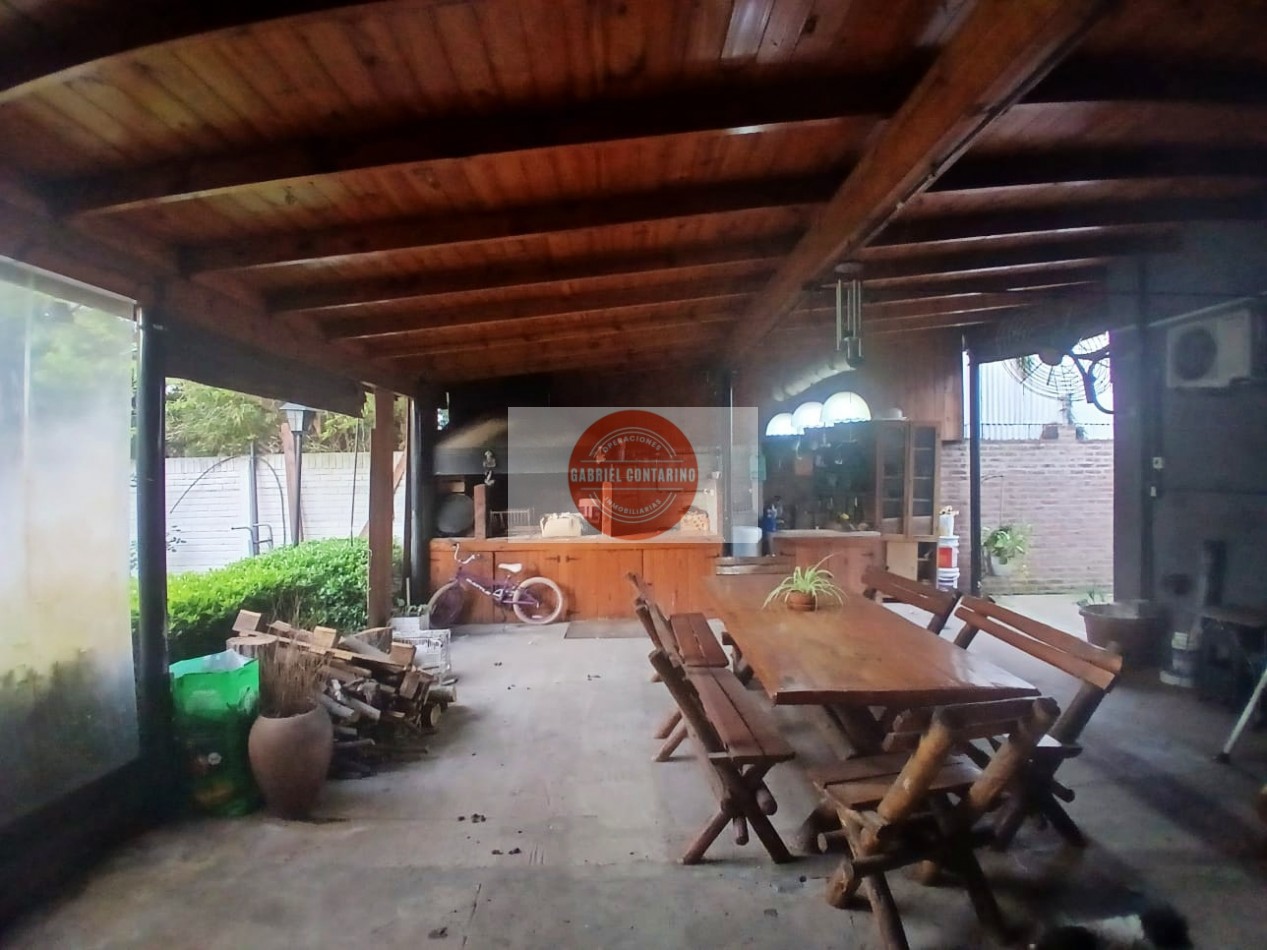 VENTA - DEPARTAMENTO TIPO CASA DE 3 AMBIENTES CON AMPLIO PATIO Y QUINCHO EN BERNAL