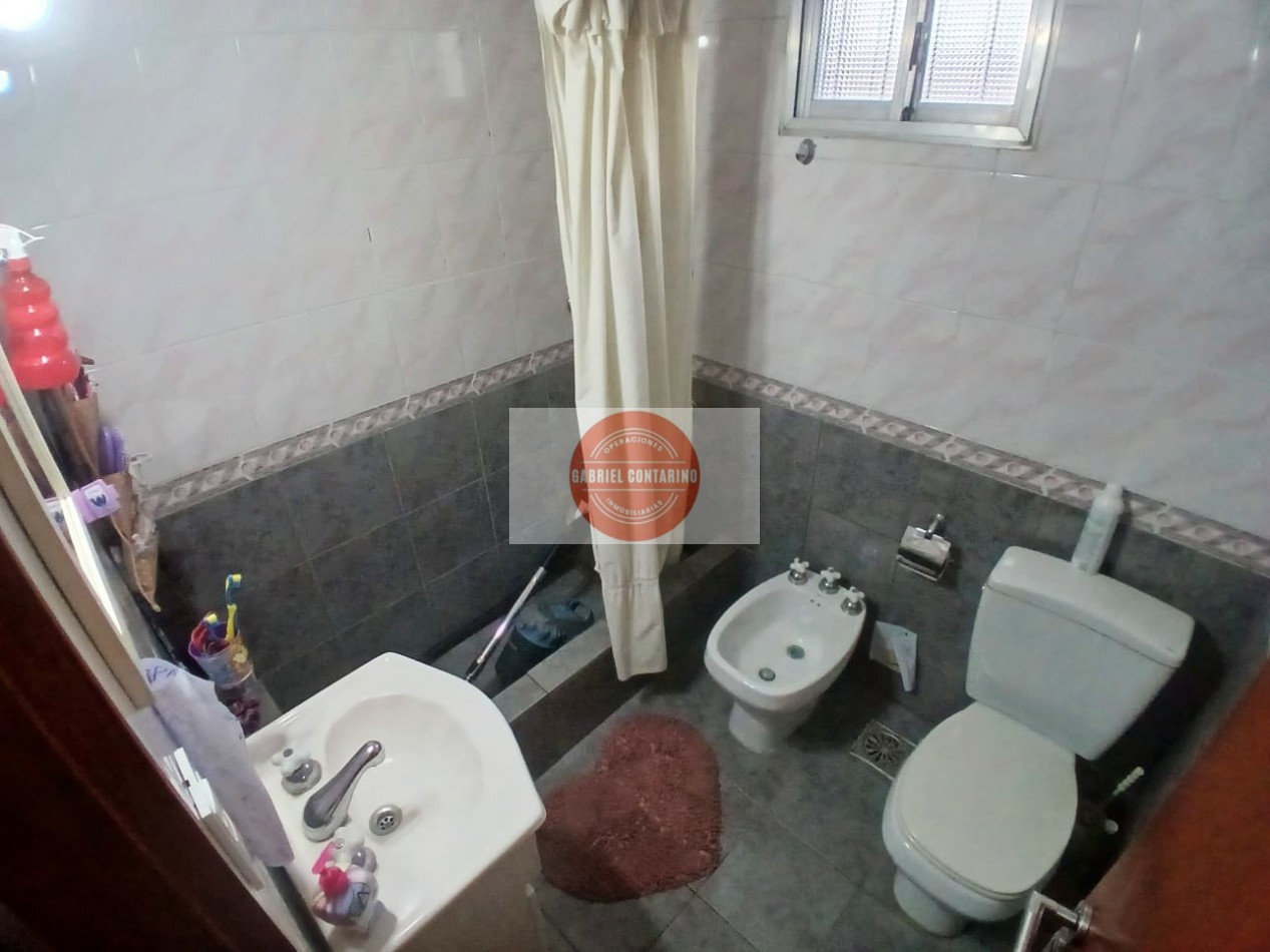 VENTA - DEPARTAMENTO TIPO CASA DE 3 AMBIENTES CON AMPLIO PATIO Y QUINCHO EN BERNAL