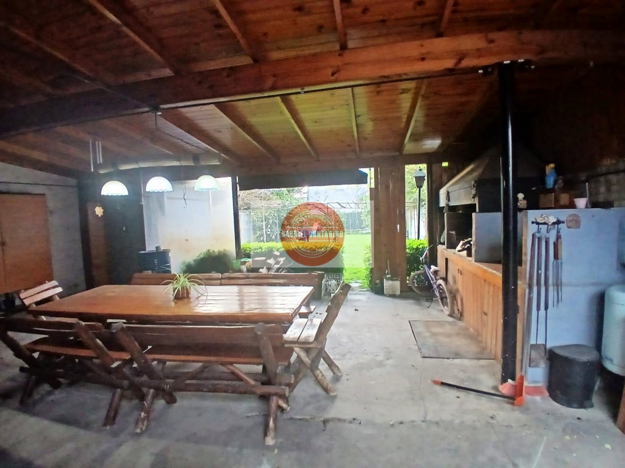 VENTA - DEPARTAMENTO TIPO CASA DE 3 AMBIENTES CON AMPLIO PATIO Y QUINCHO EN BERNAL