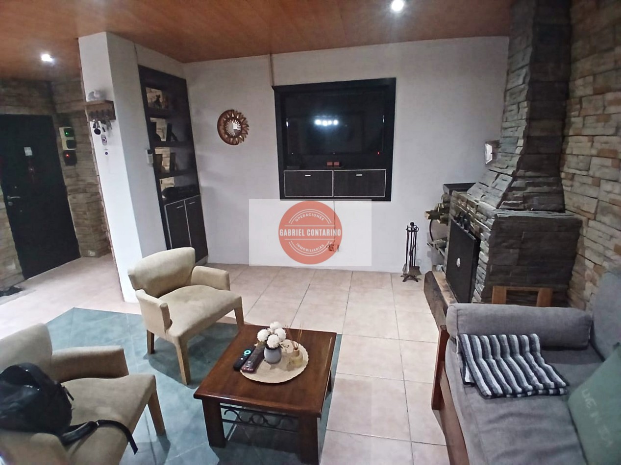 VENTA - DEPARTAMENTO TIPO CASA DE 3 AMBIENTES CON AMPLIO PATIO Y QUINCHO EN BERNAL