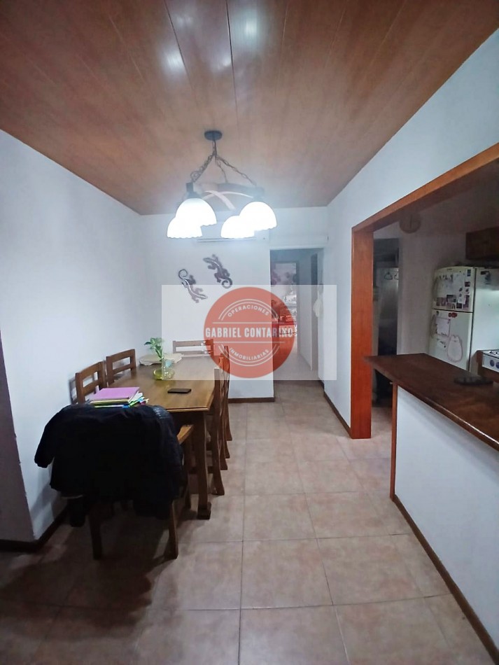 VENTA - DEPARTAMENTO TIPO CASA DE 3 AMBIENTES CON AMPLIO PATIO Y QUINCHO EN BERNAL
