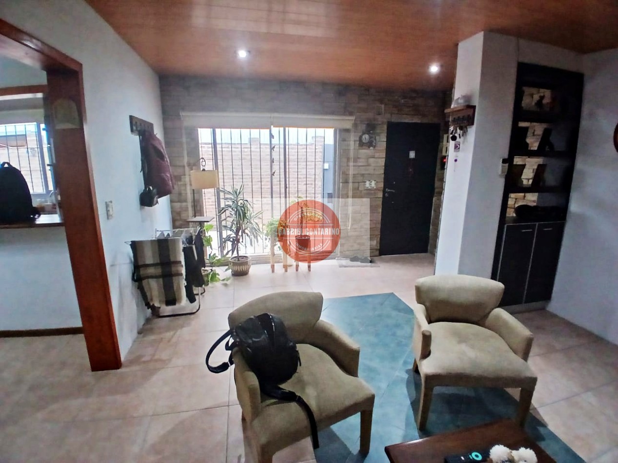 VENTA - DEPARTAMENTO TIPO CASA DE 3 AMBIENTES CON AMPLIO PATIO Y QUINCHO EN BERNAL