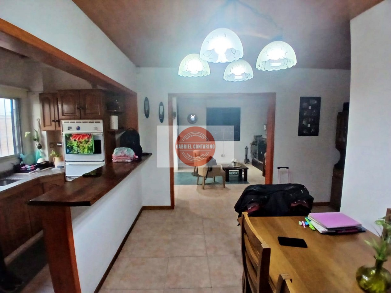VENTA - DEPARTAMENTO TIPO CASA DE 3 AMBIENTES CON AMPLIO PATIO Y QUINCHO EN BERNAL