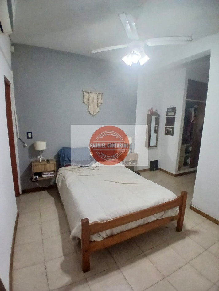 VENTA - DEPARTAMENTO TIPO CASA DE 3 AMBIENTES CON AMPLIO PATIO Y QUINCHO EN BERNAL